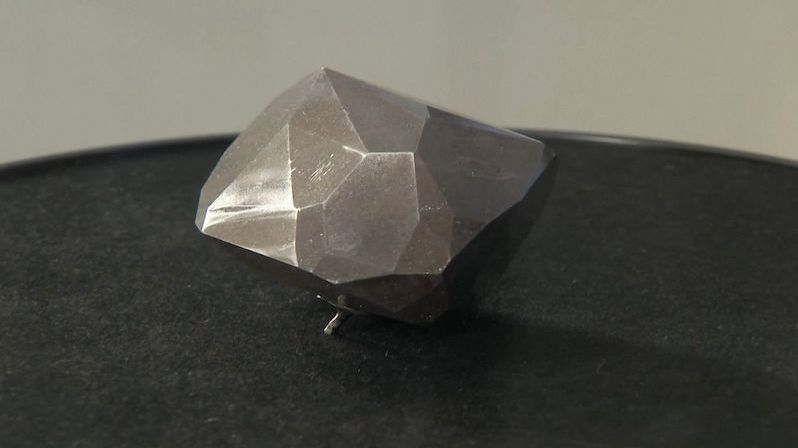 Černý diamant Enigma vydražili za 91 milionů